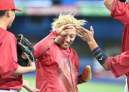 　６回、一塁から一気に生還しナインに祝福される羽月（撮影・園田高夫）