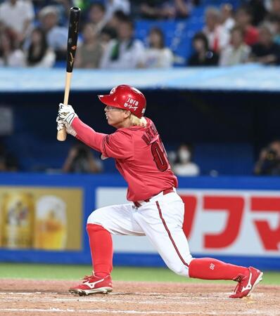 　４回、右中間に適時三塁打を放った羽月（撮影・園田高夫）