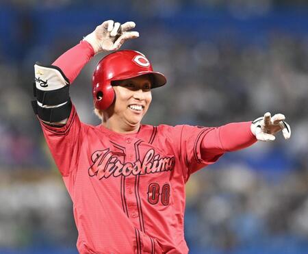 　４回、塁上でポーズをとる羽月（撮影・園田高夫）