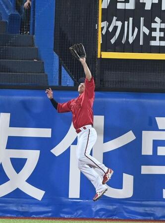 　８回、代打・北村恵の打球を好捕する中村奨（撮影・園田高夫）