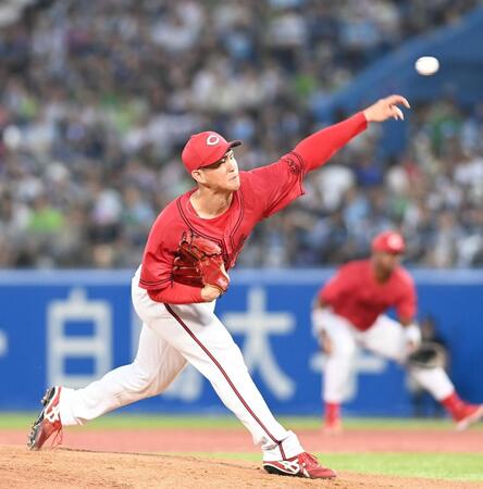 　力投する高橋（撮影・園田高夫）