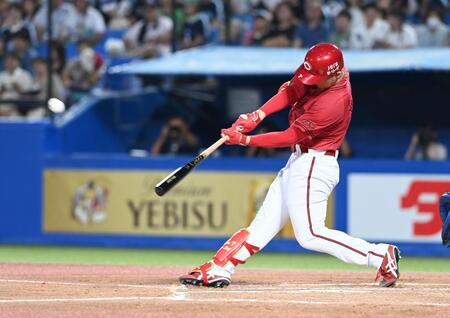 　２回、先制の右中間２点二塁打を放った高橋（撮影・園田高夫）