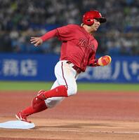 　６回、一塁けん制悪送球を誘い一気に三塁をまわる羽月（撮影・園田高夫）
