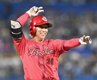 　４回、塁上でポーズをとる羽月（撮影・園田高夫）