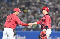 　森浦（左）とガッチリ握手する坂倉（撮影・園田高夫）