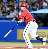 　２回、先制二塁打を放つ坂倉