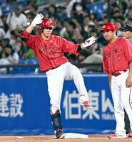 　４回、適時打を放ち、塁上でポーズを決める坂倉（撮影・園田高夫）