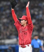 　９回を締めバンザイして喜ぶ森浦（撮影・園田高夫）