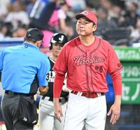 　４回、投手交代を告げる新井監督（撮影・園田高夫）