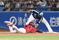 　４回、一走・前川がけん制タッチアウトとなる（撮影・園田高夫）