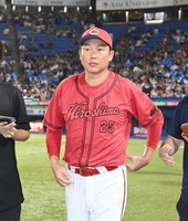 　１点差負けの新井監督が球場をあとにする（撮影・園田高夫）