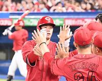 　９回、意地の２ランを放った坂倉がナインに迎えられる（撮影・園田高夫）