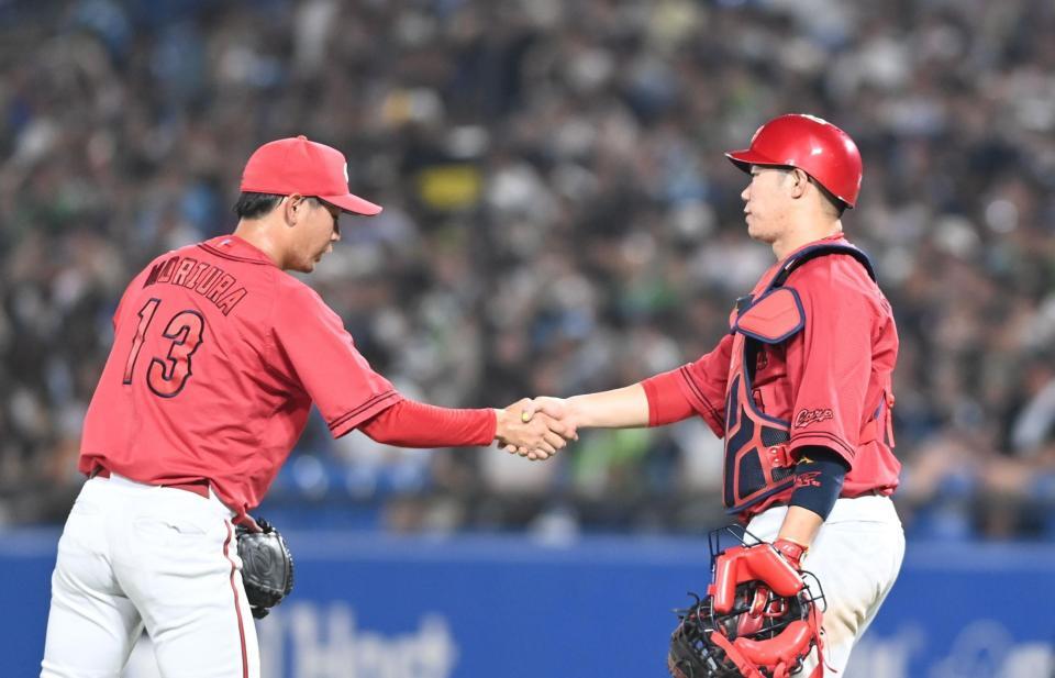 　森浦（左）とガッチリ握手する坂倉（撮影・園田高夫）