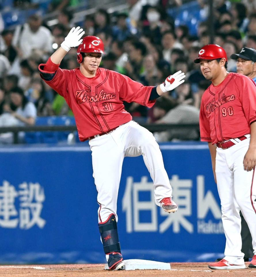 　４回、適時打を放ち、塁上でポーズを決める坂倉（撮影・園田高夫）