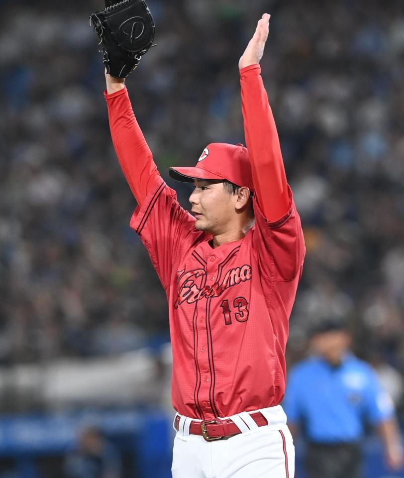 　９回を締めバンザイして喜ぶ森浦（撮影・園田高夫）