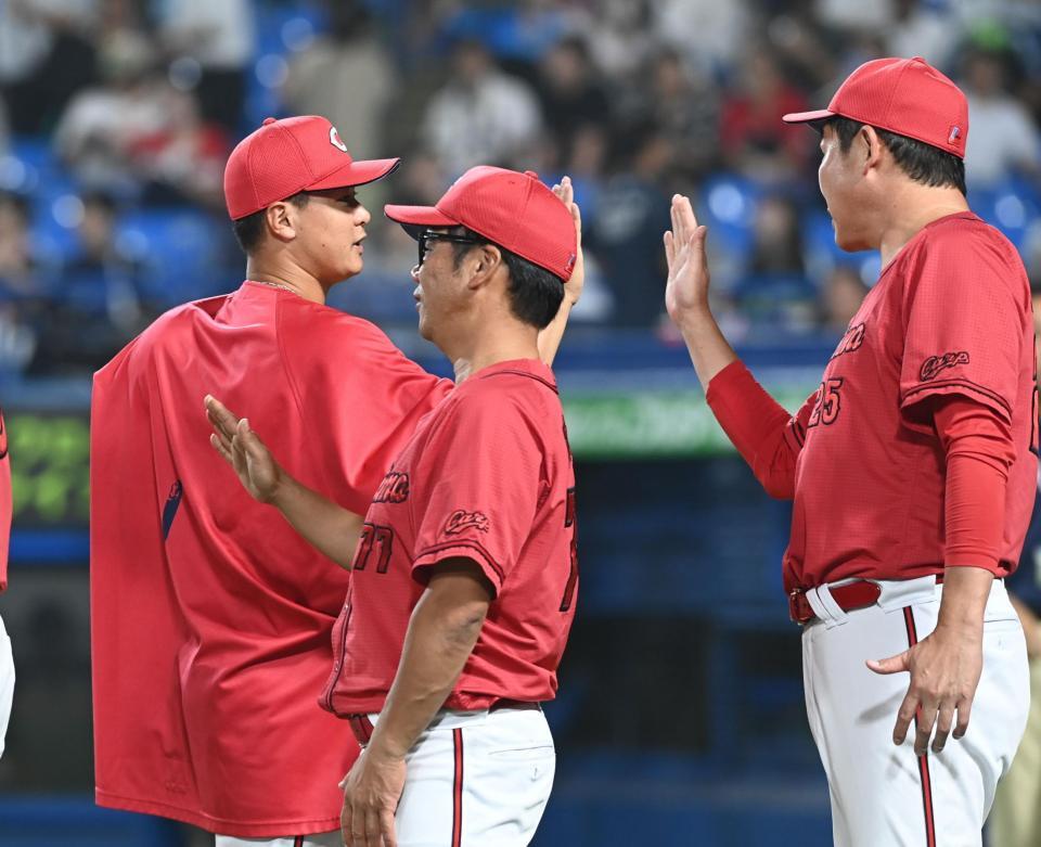 　新井監督（右）とタッチする森（左）＝撮影・園田高夫