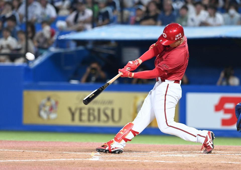 　２回、先制の右中間２点二塁打を放った高橋（撮影・園田高夫）