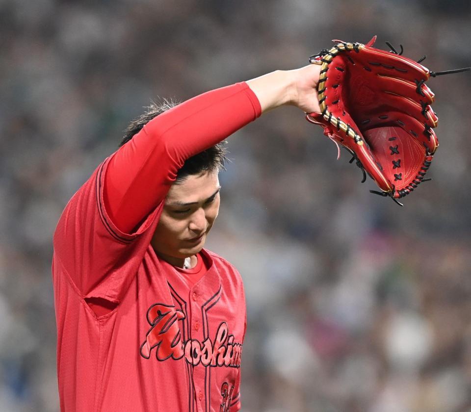 　３回を投げ終え汗をぬぐってベンチに戻る高橋（撮影・園田高夫）