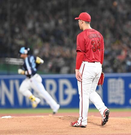 　３回、村上に１発を浴びガックリの高橋（撮影・園田高夫）