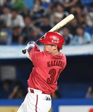 　９回、右越え２ランを放った坂倉（撮影・園田高夫）