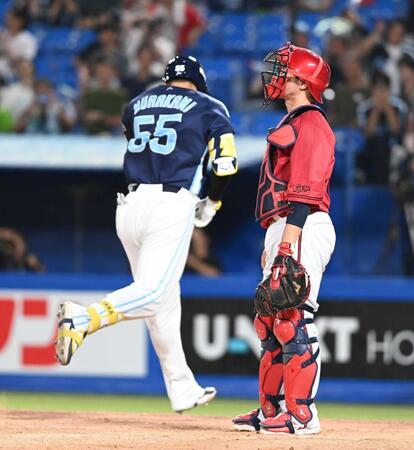 　８回、この試合３本目のホームランを村上（左）に打たれガックリの坂倉（撮影・園田高夫）