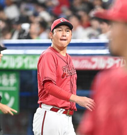 　７回、選手交代を告げ唇をかむ新井監督（撮影・園田高夫）