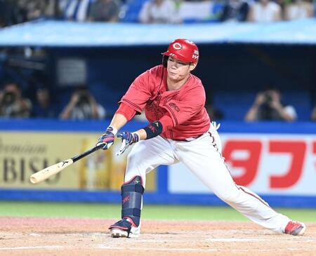 　５回、中犠飛を放つ坂倉（撮影・園田高夫）