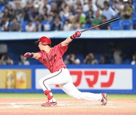 　６回、代打・佐々木が左前打を放つ（撮影・園田高夫）