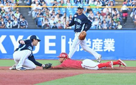 　１回、二盗を狙うもアウトとなる一走・羽月（右）＝撮影・園田高夫