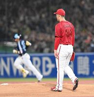 　３回、村上に１発を浴びガックリの高橋（撮影・園田高夫）