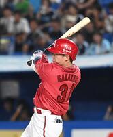 　９回、右越え２ランを放った坂倉（撮影・園田高夫）