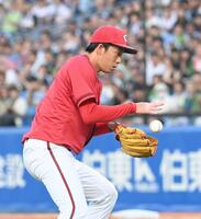 　２回、下川の投前バントを処理する常広（撮影・園田高夫）