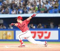 　６回、代打・佐々木が左前打を放つ（撮影・園田高夫）