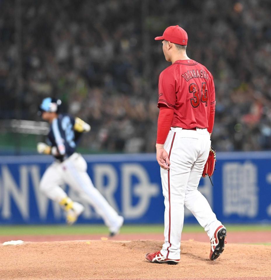 　３回、村上に１発を浴びガックリの高橋（撮影・園田高夫）