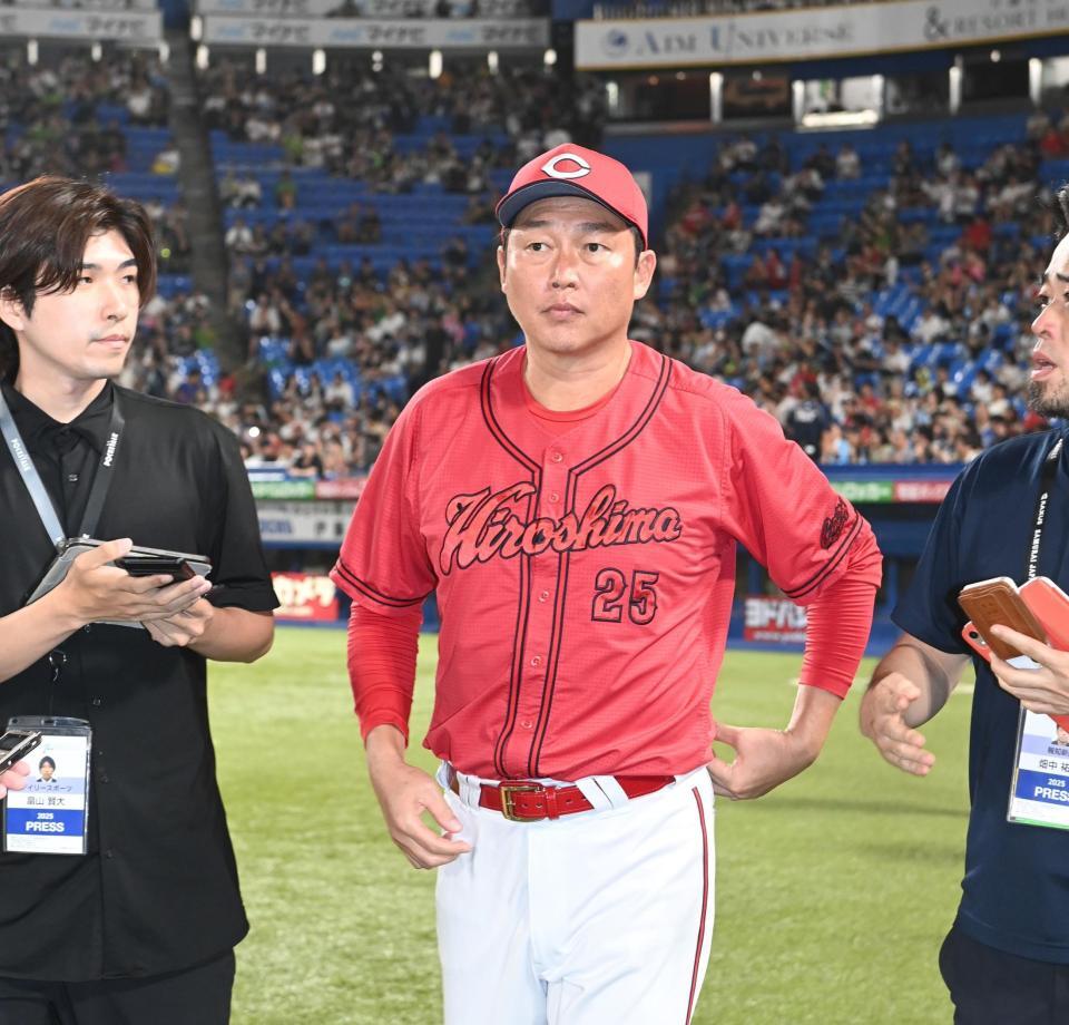 　１点差負けの新井監督が球場をあとにする（撮影・園田高夫）