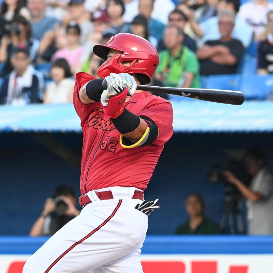 　２回、右前に先制適時打を放つ末包（撮影・園田高夫）