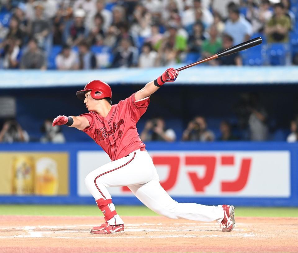 　６回、代打・佐々木が左前打を放つ（撮影・園田高夫）