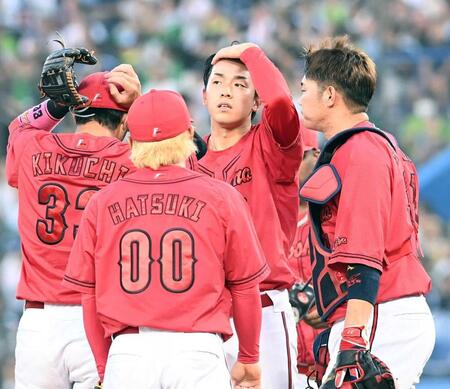 　２回、ピンチで汗をぬぐう常広（中央）＝撮影・園田高夫