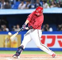 　８回、右越えソロを放つ坂倉
