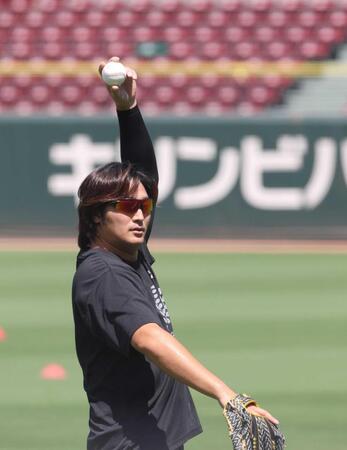 　キャッチボールを前に、肩の準備を進める床田（撮影・市尻達拡）