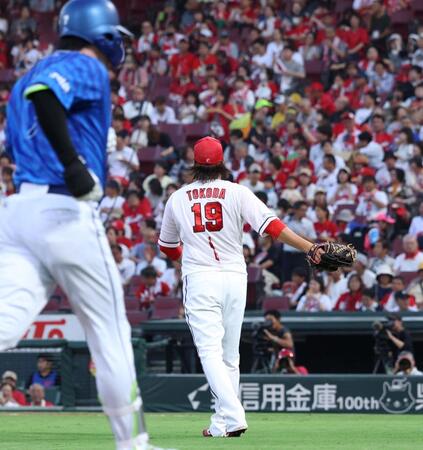 １回、佐野に右中間席へ２ランを許す床田（撮影・市尻達拡）