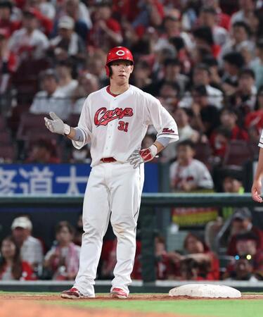 【写真】ぼう然　坂倉が痛恨の走塁ミス　帰塁時に二塁ベースを空過