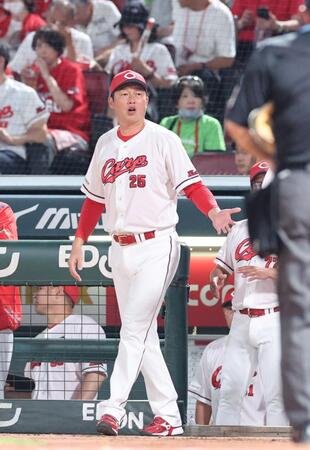 ２回の攻撃を終え、選手交代を告げる新井監督（撮影・市尻達拡）