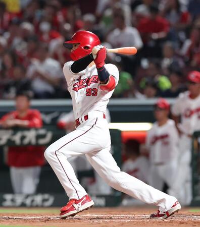 ２回、中前タイムリーを放つ前川（撮影・市尻達拡）