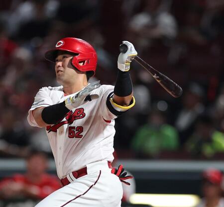 ８回、左翼線へのタイムリー二塁打を放つ末包（撮影・市尻達拡）