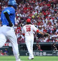 １回、佐野に右中間席へ２ランを許す床田（撮影・市尻達拡）