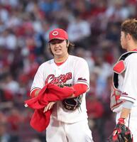 ２回、失点を重ね、厳しい表情を浮かべる床田（撮影・市尻達拡）