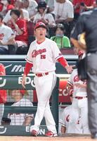 ２回の攻撃を終え、選手交代を告げる新井監督（撮影・市尻達拡）