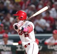 ２回、中前打を放つ菊池涼介（撮影・市尻達拡）