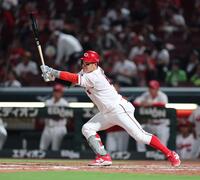 ８回、中前打を放つ小園（撮影・市尻達拡）